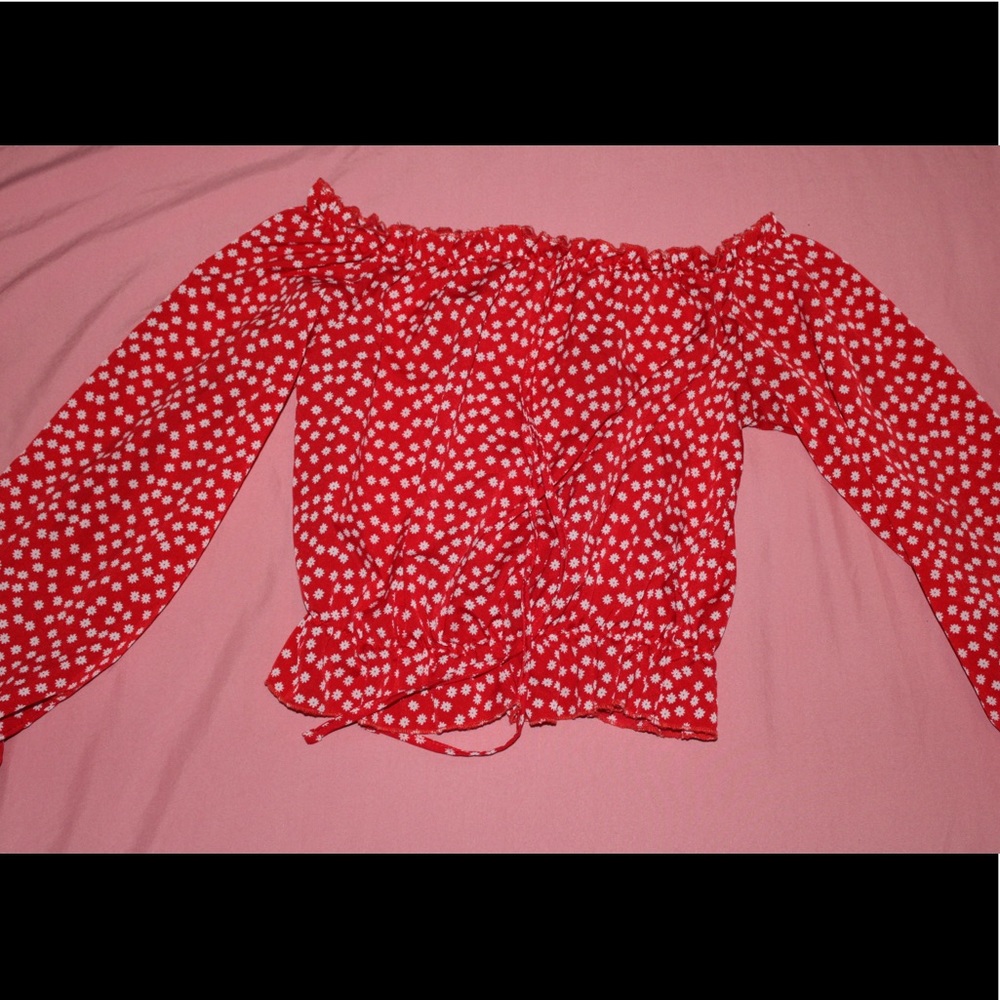 Cute off the shoulders Red floral blouse 💙